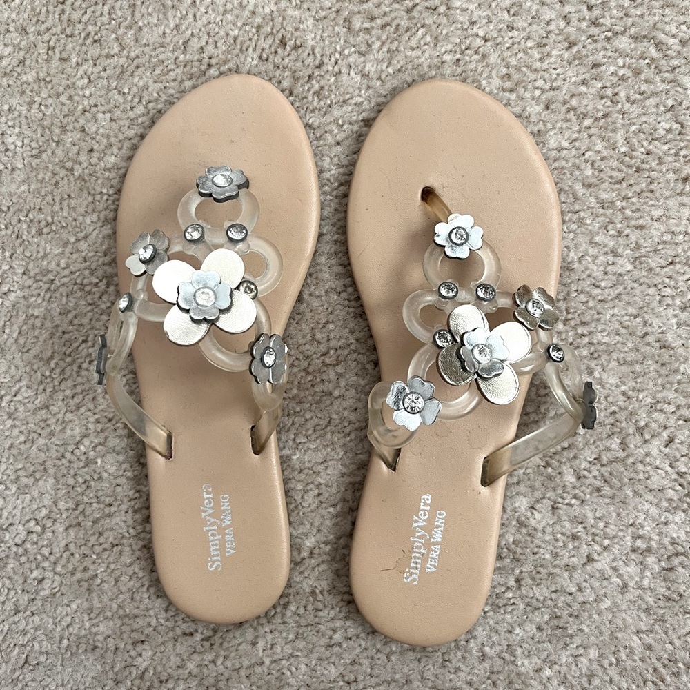NWOT Simply Vera Wang Flip Flops Embellished Floral Size 5-6 M